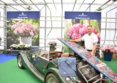 The theme at the 'Breeders Avenue' in Kudelstaart was summer. Business manager Stefan Laridon of Hortinno had therefore, besides of course the gems from the breeding kitchen, brought along a beautiful oldie with surfboard.